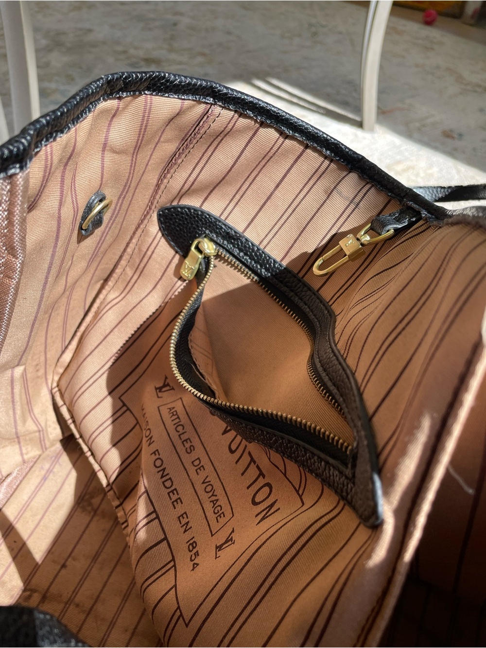 Large black tote/handbag.   Signs of use - Picture 11 of 14